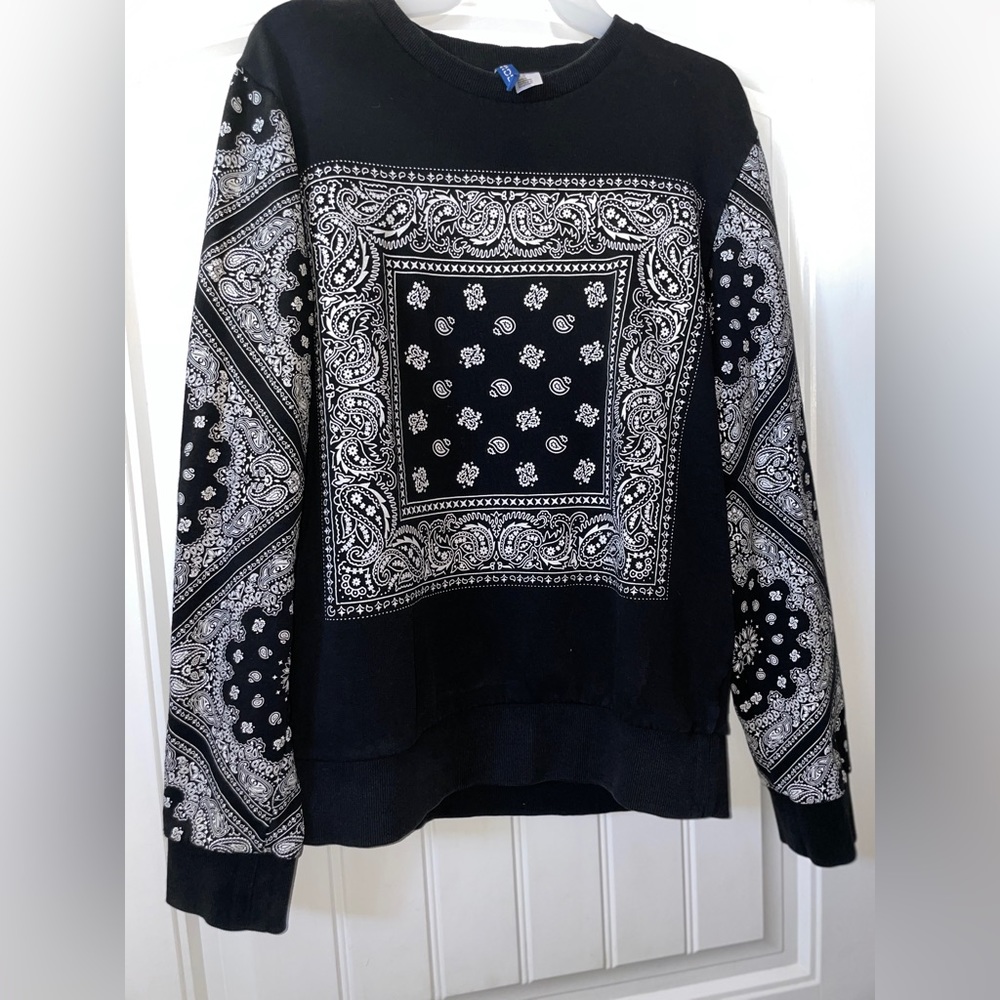 Divided brand- unisex black bandana print pullover sweater